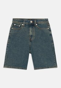 Shorts de mezclilla en un tono azul oscuro con corte recto. Cuenta con cinco bolsillos y herrajes en tono plateado, con detalles de costura en las costuras.