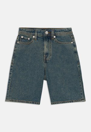 Denim kratke hlače v temno modrem pranju s ravnim krojem. Imajo pet žepov in srebrni detajli s prišitimi šivi.