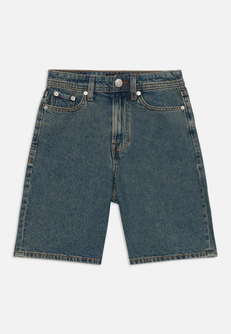 Shorts de mezclilla en un tono azul oscuro con corte recto. Cuenta con cinco bolsillos y herrajes en tono plateado, con detalles de costura en las costuras.
