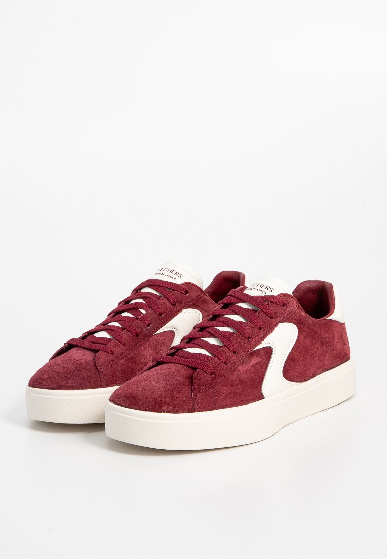 Sneaker in suede borgogna con dettagli bianchi, lacci piatti e superficie texture. Presenta una suola spessa e un design low-top.