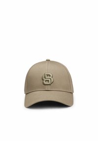Beige baseballcap met een gestructureerde kroon, gebogen rand en een geborduurd logo in een donkere tint beige, gecentreerd op het voorpaneel.