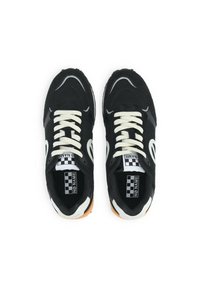 Scarpe sportive nere con lacci bianchi, caratterizzate da una combinazione di tessuto testurizzato e sovrapposizioni lisce. Accenti di logo audaci sui lati e sulla linguetta.