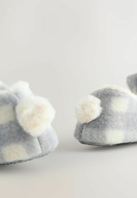 Hallid, halli ja valge ruuduline disain, pehme materjal, tagaküljel karvased valged pom-pomid, ümar kuju ja tekstureeritud pind.