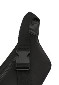 Crna najlonska torba preko ramena s podesivim remenom, koja ima plastičnu kopču i vidljivi zatvarač. Glatka tekstura s mat završnom obradom.