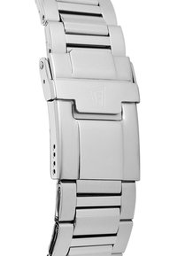Bracelet de montre en métal présentant une finition argentée polie, des maillons rectangulaires et un fermoir pliable avec un détail de logo. Texture lisse sur l'ensemble.