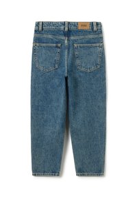 Jeans de mezclilla azul claro con un corte relajado, que cuentan con dos bolsillos traseros, costuras visibles y un parche de cuero de marca en la cinturilla.