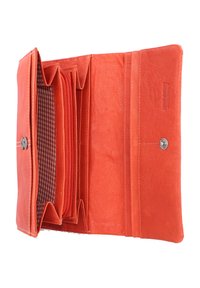 Oranje leren portemonnee met meerdere vakken, een ritszak, geruit interieur en een drukknoopsluiting. Soepele textuur, rechthoekige vorm.