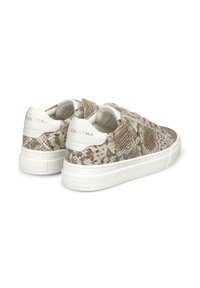 Sneaker testurizzati con motivo in pelle di serpente in beige e marrone, con suole e lacci in gomma bianca, e marchio in rilievo sul tallone.