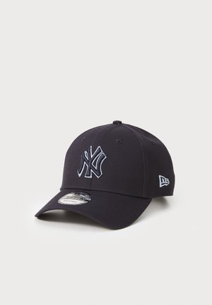 Marineblaues Baseballcap mit einem aufgestickten Logo der New York Yankees auf der Vorderseite, gebogenem Schirm und verstellbarem Riemen auf der Rückseite. Weicher Stoff.