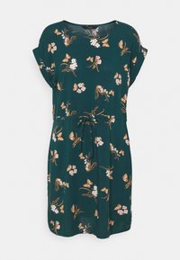 Grünes Blumenkleid mit kurzen Ärmeln und Taillenbindung, verziert mit hellrosa Blumen und orangefarbenen Schmetterlingen auf dunklem Hintergrund. Weiche Stoffstruktur.