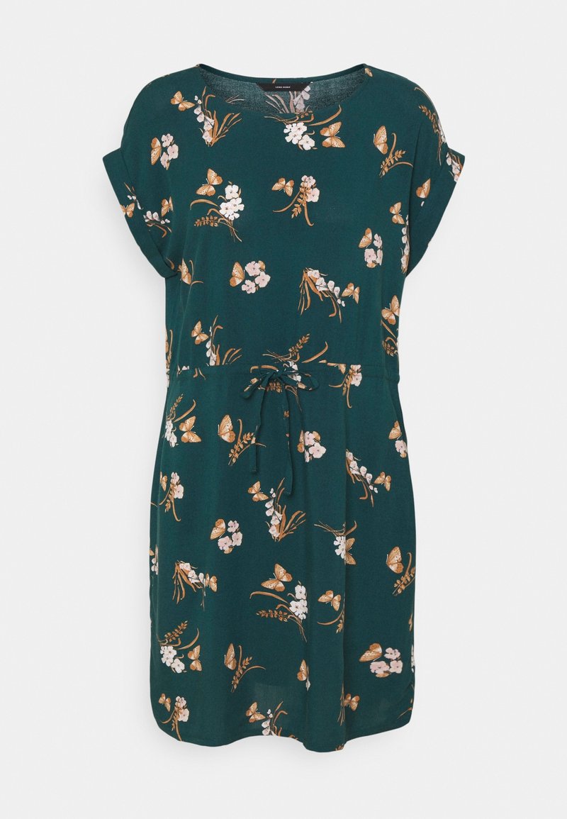 Grünes Blumenkleid mit kurzen Ärmeln und Taillenbindung, verziert mit hellrosa Blumen und orangefarbenen Schmetterlingen auf dunklem Hintergrund. Weiche Stoffstruktur.