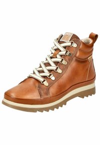 Bottes de randonnée en cuir marron avec un design montante, corps texturé, œillets métalliques et lacets blancs, finies avec une semelle robuste.