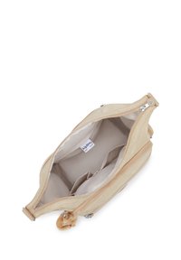 Borsa a tracolla beige Kipling con scomparto principale aperto che mostra una tasca interna con zip, due piccole tasche interne a scomparsa e una cerniera argento con portachiavi peloso.