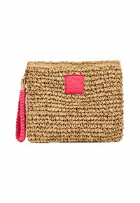 Borsa a mano intrecciata in paglia con dettagli in pelle rosa e un cinturino per il polso. Presenta una superficie texturizzata e una forma rettangolare con una toppa con logo.