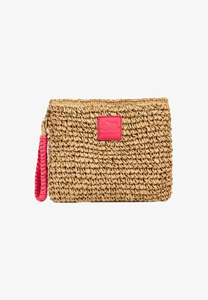 Borsa a mano intrecciata in paglia con dettagli in pelle rosa e un cinturino per il polso. Presenta una superficie texturizzata e una forma rettangolare con una toppa con logo.