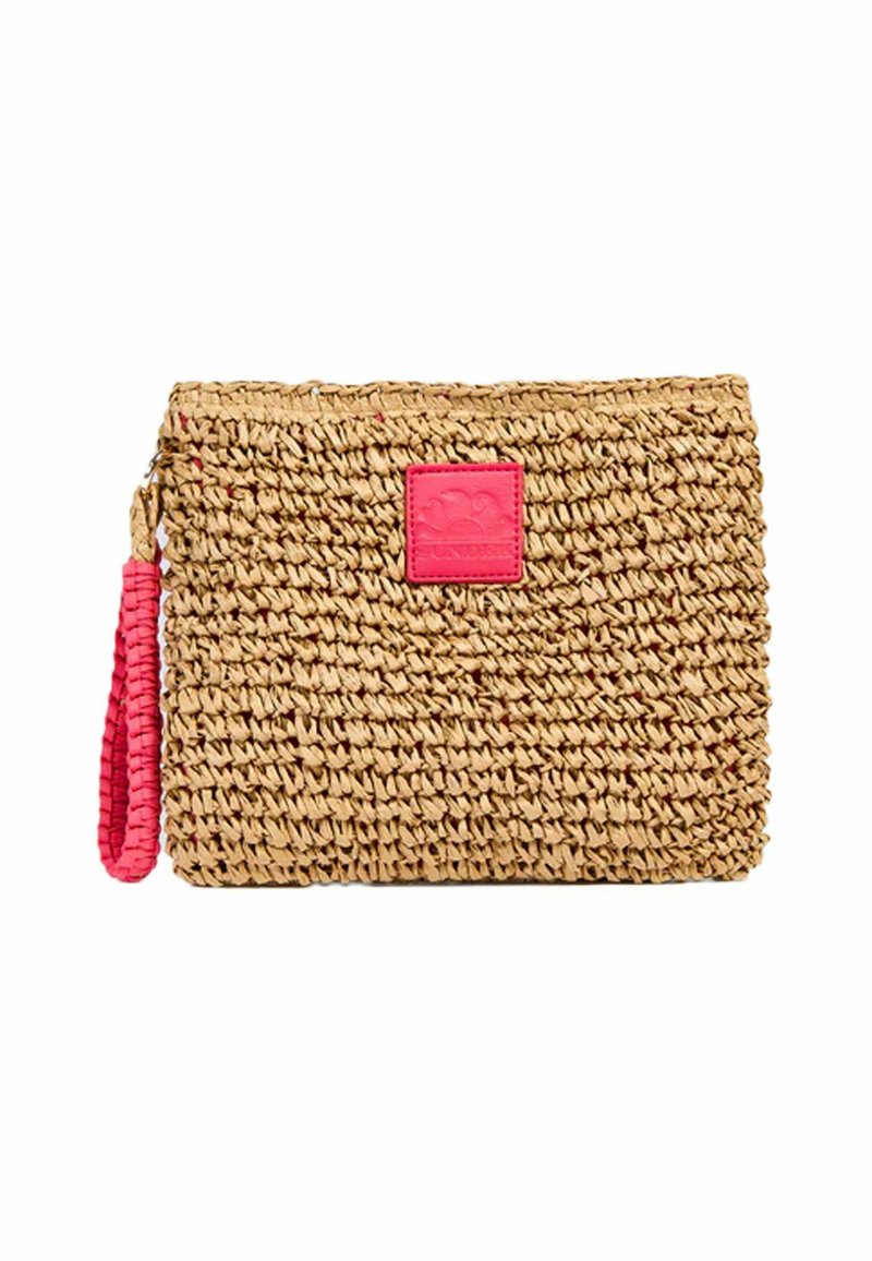 Borsa a mano intrecciata in paglia con dettagli in pelle rosa e un cinturino per il polso. Presenta una superficie texturizzata e una forma rettangolare con una toppa con logo.