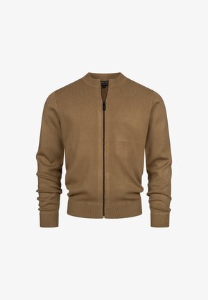 Barna zipzáras kardigán bordázott mandzsettákkal és aljjal, kis állógallérral, fehér háttér előtt bemutatva.