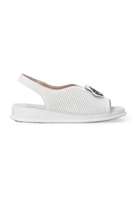 Hvide perforerede sandaler med åben tå og slingback-design. Har en flad sål og en dekorativ sort accent på forsiden.