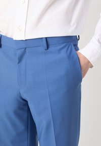 HUGO HENRY GETLIN - Kostiumas - medium blue