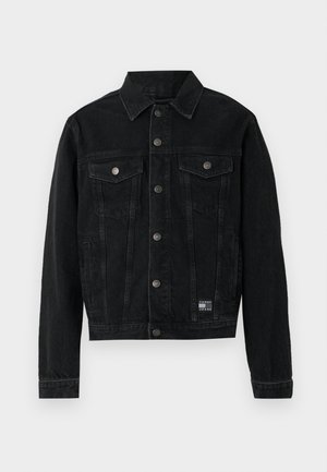 Veste en denim noir avec deux poches poitrine, boutons argentés et finition texturée. Dotée d'un col classique et d'un patch logo à l'ourlet.