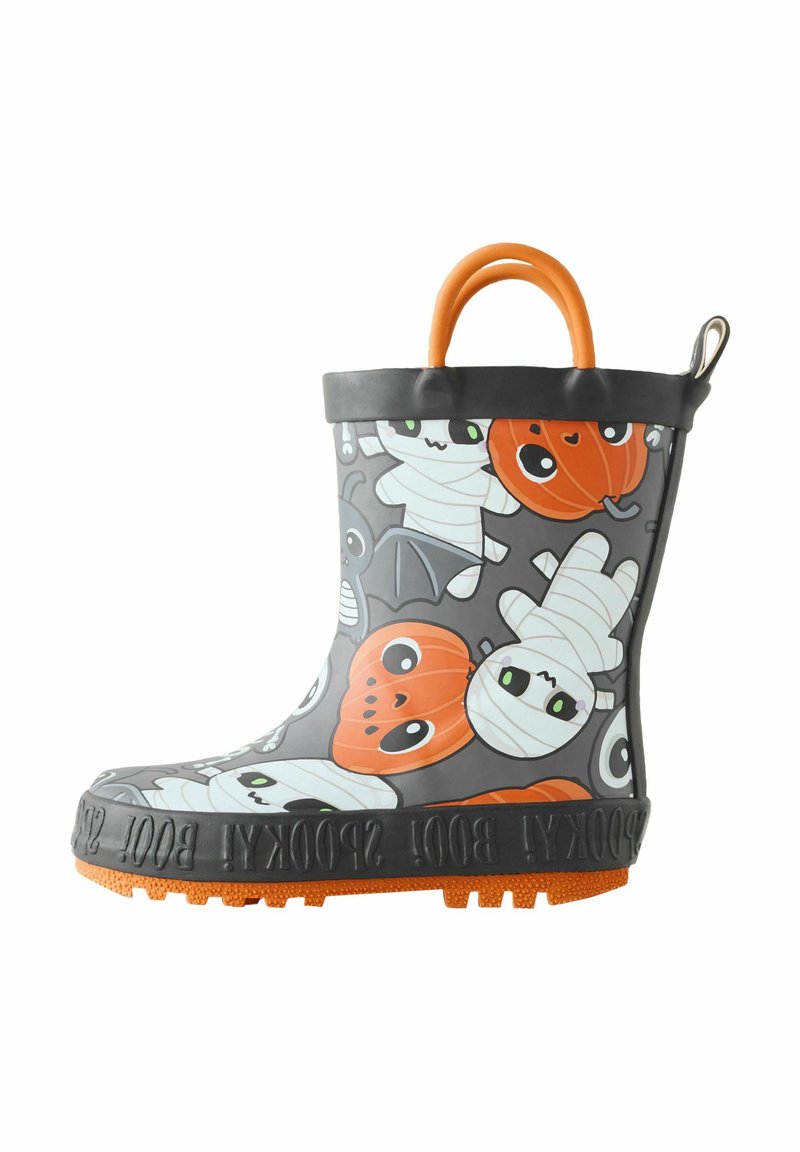 Botte de pluie en caoutchouc avec un fond gris et des momies et citrouilles en cartoon dans des tons orange, vert et noir. Comprend une poignée orange et une semelle texturée.