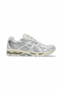 Scarpa da corsa bianca e argento con tomaia in rete, dettagli metallici, sovrapposizioni a motivo a rombi e una suola intermedia spessa beige.