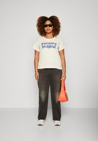 Levi's® Plus PERFECT - Marškinėliai su spaudiniu - egret