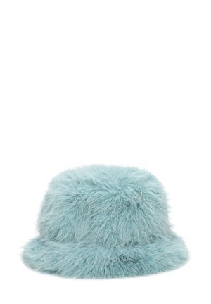 Cappello a secchiello in pelliccia sintetica di colore azzurro chiaro. Parte superiore arrotondata con una larga visiera piatta. Tessuto morbido con abbondante materiale soffice. Nessun hardware o dettaglio visibile.