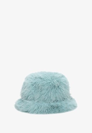 Cappello a secchiello in pelliccia sintetica di colore azzurro chiaro. Parte superiore arrotondata con una larga visiera piatta. Tessuto morbido con abbondante materiale soffice. Nessun hardware o dettaglio visibile.