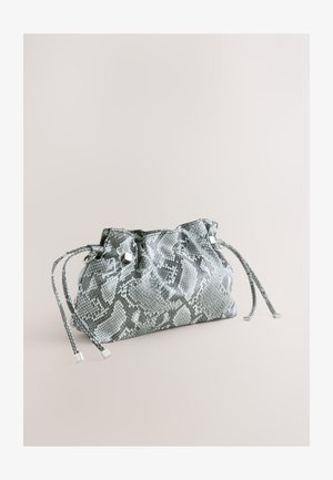 Geantă gri cu model de piele de șarpe, cu partea de sus strânsă, curele împletite și accente din metal argintiu. Suprafața texturată adaugă interes vizual.