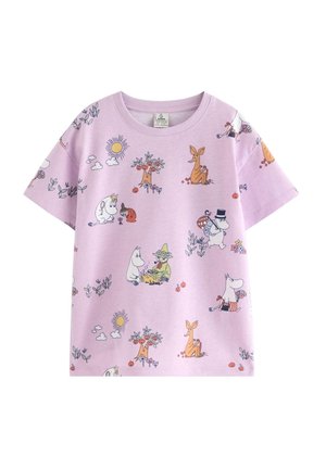 Børns lilla t-shirt med korte ærmer med farverige tegneseriefigurer, sol, æbletræer og blomsterprint over det hele.