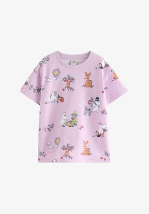 Børns lilla t-shirt med korte ærmer med farverige tegneseriefigurer, sol, æbletræer og blomsterprint over det hele.