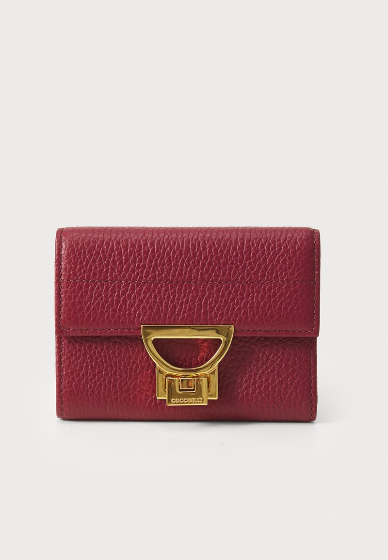 Crvena teksturirana kožna novčanica s zaključavanjem od zlatnog metala. Pravokutni oblik s glatkom završnom obradom i vidljivim detaljima šivanja.