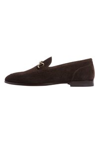 Braune Wildlederslipper mit runder Zehenform, einer kleinen Lederklappe und einem Goldton-Hardwareakzent. Flache Sohle mit minimaler Textur.