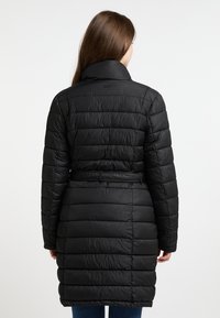 Zwarte pufferjas met een horizontaal geblokt ontwerp, een ceintuur in de taille, een hoge kraag en een gladde textuur, gezien vanaf de achterkant.