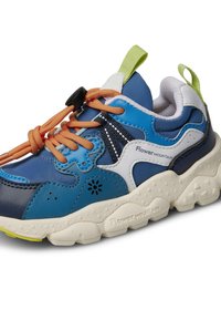Sneaker blu e bianche con lacci arancioni, suola intermedia testurizzata e pattino verde; presenta accenti a pois e un logo sul lato.