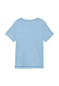 Helles blaues Baumwoll-T-Shirt, kurze Ärmel, Rundhals-Ausschnitt, glatte Textur. Schlichtes Design ohne zusätzliche Muster oder Akzente.