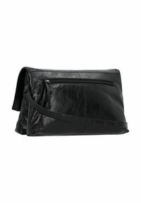 Borsa a tracolla in pelle nera con una superficie liscia, tasca frontale con zip e una lunga tracolla. Presenta un design piegato e hardware minimale.