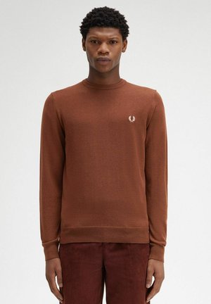 Maglione marrone lavorato a maglia con maniche lunghe e scollo rotondo, dotato di un piccolo logo ricamato sul petto sinistro. Tessuto morbido.