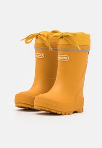 Bottes de pluie en caoutchouc jaunes avec des semelles texturées, un bout arrondi, un bord supérieur renforcé et des lacets ajustables, avec une bande d'accent grise.