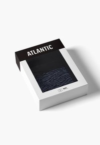Czarnobiała pudełko z napisem "ATLANTIC", zawierająca granatowe trunku w wzory. Pudełko ma przezroczyste okno, które eksponuje produkt.