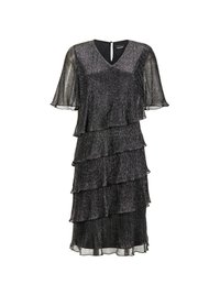 Robe noire à volants avec des manches courtes et légères. Fabriquée dans un tissu texturé et scintillant. Elle présente un décolleté en V et un détail en trou de serrure au dos.