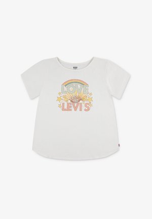 Vit bomullströja med en regnbågsgrafik som har "LOVE" i pastellfärger ovanför "LEVI'S" i fet, korallfärgad text. Korta ärmar, rundad hals.