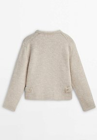 Beige gebreide trui met een gestructureerd patroon, raglanmouwen en knopen op de rug. Heeft een ronde halslijn en een cropped pasvorm.