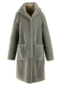 Cappotto in pile di colore verde chiaro con cappuccio, caratterizzato da una parte anteriore senza bottoni, due tasche frontali e una finitura morbida e texturizzata.