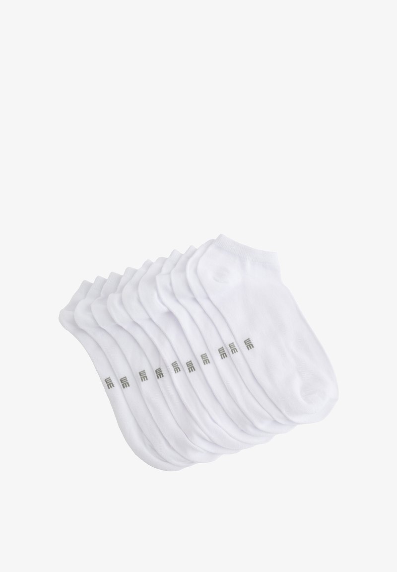 Weiße Knöchelsocken, aus einer Baumwollmischung, mit einem gerippten Design und einer glatten Textur. Packung mit mehreren Paaren und kleinen grauen Logoakzenten.