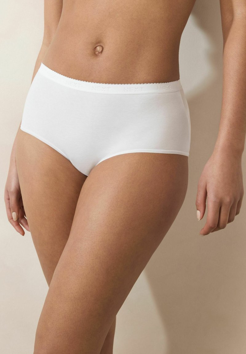 Bijela pamučna hipsterska donje rublje s valovitim elastičnim pojasom. Tkanina izgleda glatko, s minimalnim šavovima za bešavlook.