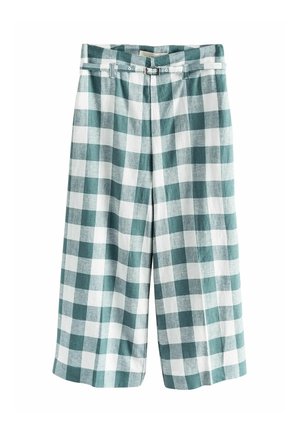 Pantalon court taille haute à jambes larges avec un motif à carreaux vert et blanc, accompagné d'une ceinture assortie à boucle argentée.