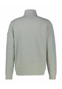 Jasnozielony sweter z pulowerem o fakturowanym wzorze, wysokim kołnierzem, długimi rękawami oraz ściągaczami przy mankietach i dole. Brak widocznych znaków firmowych i grafik.