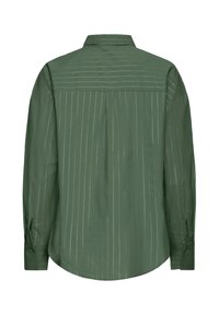 Grün gestreiftes Langarmhemd mit klassischem Kragen, Rückenpasse und Knöpfen an den Manschetten mit Pfulenöffnungen. Glatte Stoffoberfläche.